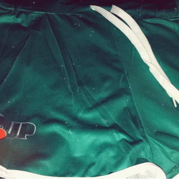 Women 2 piece short bed set Size Small Brand New!! - Picture 2 of 3